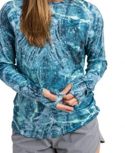 Realtree Fishing Long Sleeve Performance Women's Green Raglan Shirt | COV3 -Realtree W106 CG THUMBHOLES.JPG 42066.1692709791